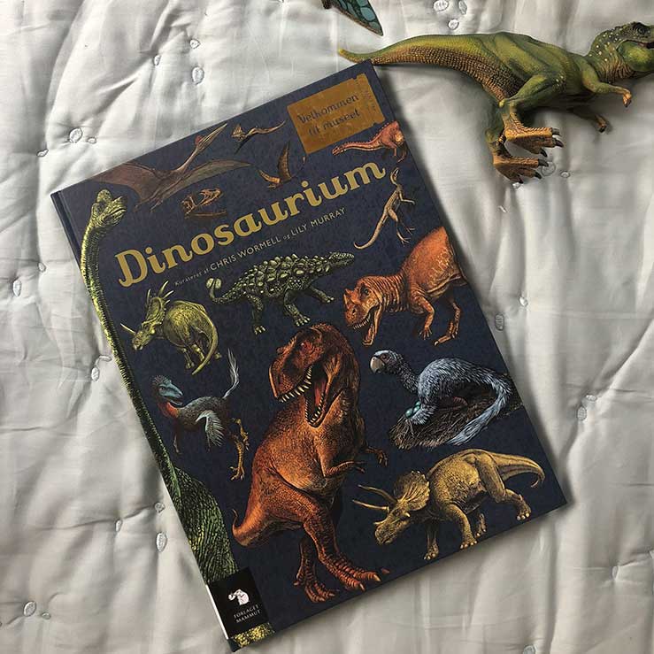 Dinosaurium - Velkommen til Museet | Naturbog | Bog ligger på børneværelse
