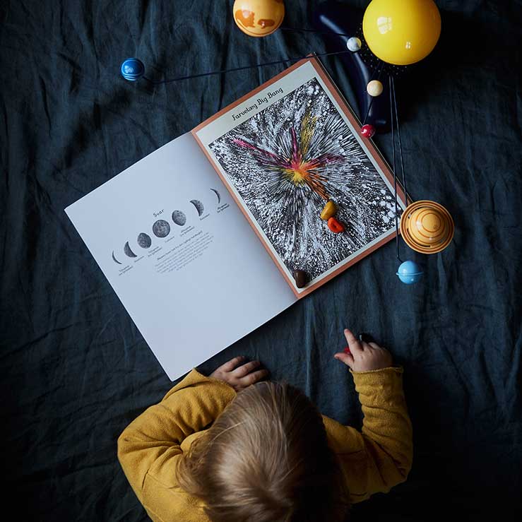 Planetarium - Velkommen til Museet | Naturbog til børn | Barn peger på illustration