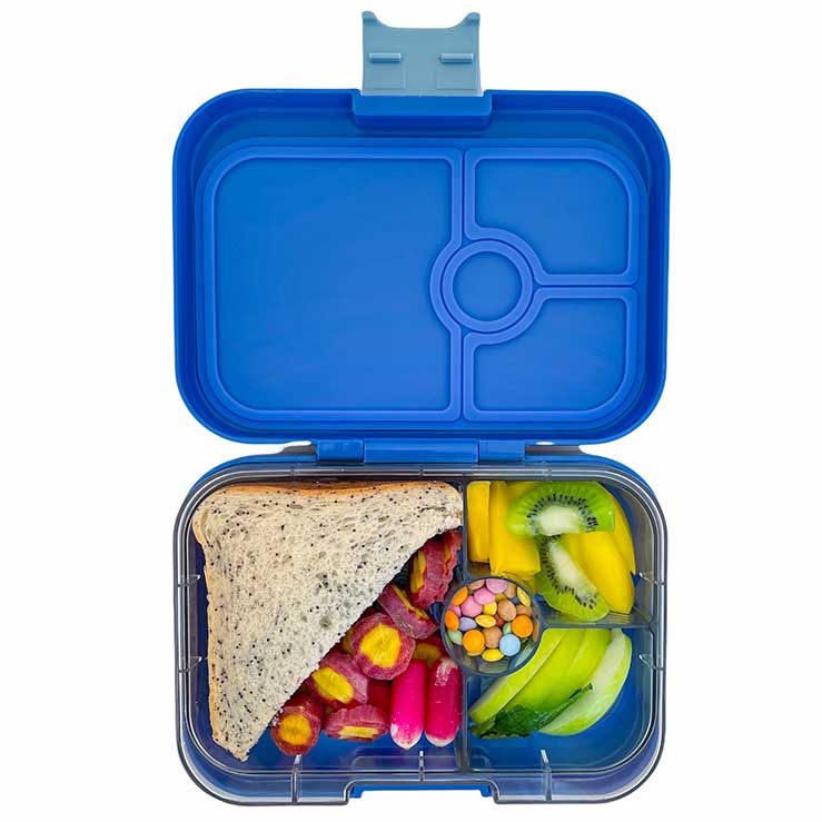Madkasse til børn med rum | Yumbox panino neptun blue | visning af åbnet madkasse med lækkert indhold