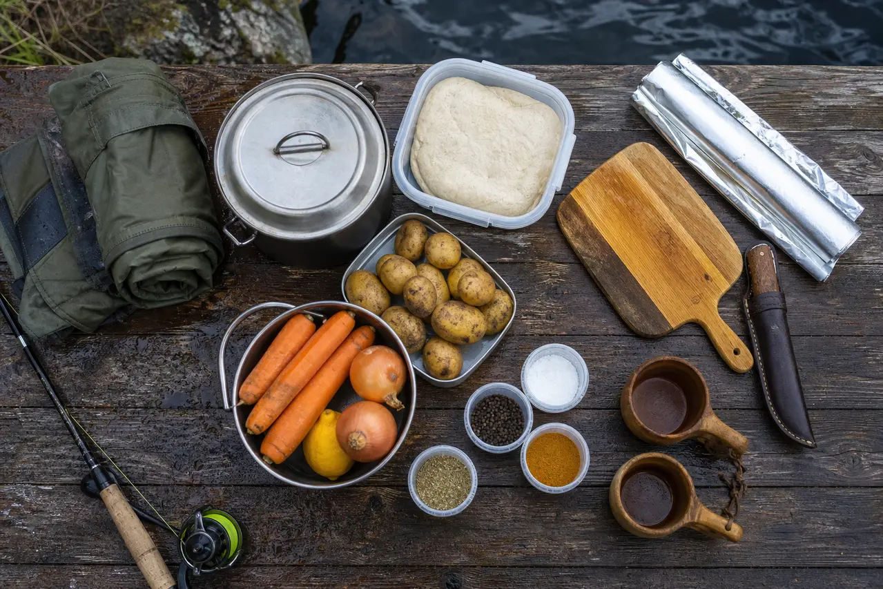 Ingredienser og udstyr klar til bålmad