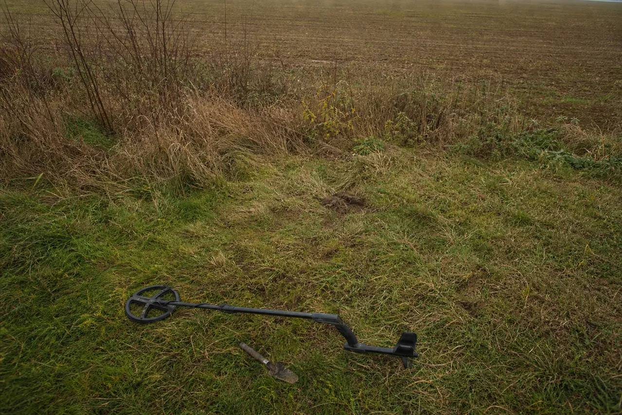 Lukket hul og metaldetektor ved markkant
